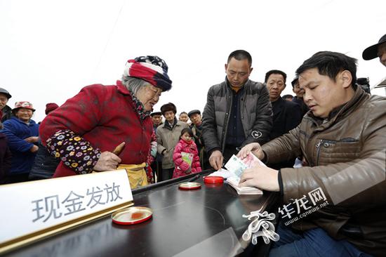 万州区郭村镇2017年冬春救助现场直发仪式。 市民政局供图 华龙网发