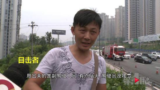 伤者躺在公路护栏的外侧,大家一直对他进行施救,很快救护车赶到,将伤者接走。