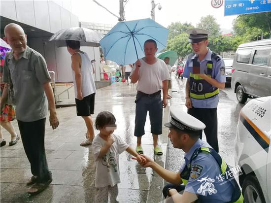 小女孩胆怯,始终没有提供什么有价值的线索。沙坪坝警方供图 华龙网发