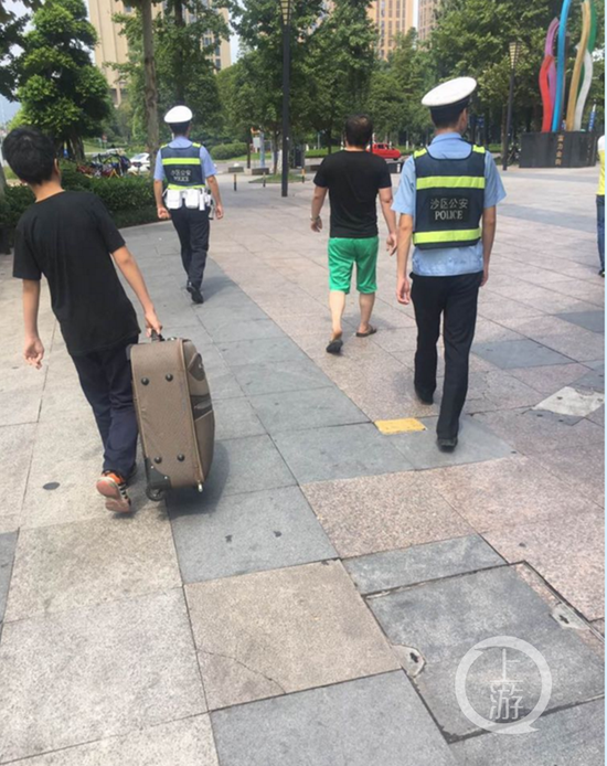 9日,大学城,民警将两名催债男子带走调查