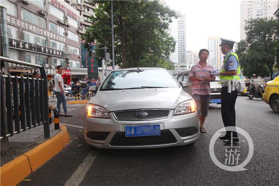 3b666f1d8264be204bfa08a943bdfc7e.jpg △8月11日上午,江北区红黄路,一辆在“黄实线”路段违停的小车被交巡警现场查处