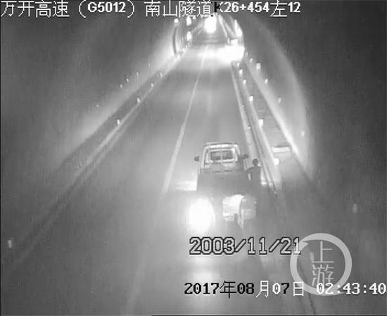 8483b953262e2ebf5d56eff2454044f0.jpg △事发时的监控画面