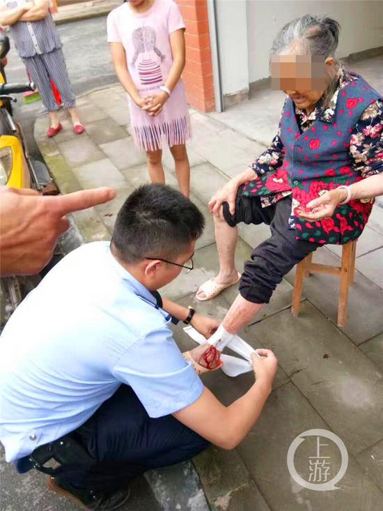 700d7816e02bf206a397b9702bf4431c.jpg △民警为老婆婆伤口进行包扎处理