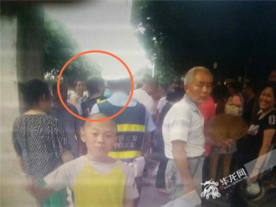 民警带走邱某时的执法记录仪截图。沙坪坝警方供图 华龙网发