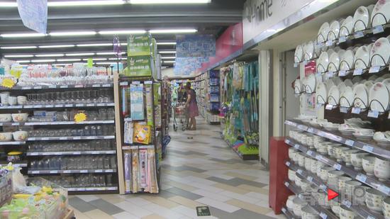 目前,超市方面正在协助欧先生和拖把厂家协商处理善后事宜。