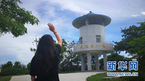 图为网络媒体国防行活动成员向“天涯哨兵”挥手告别。(新华网梁甜甜 供图)