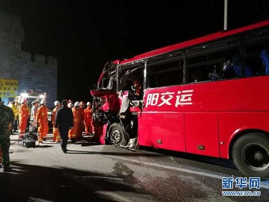8月11日,救援人员在事故现场展开救援。新华社发