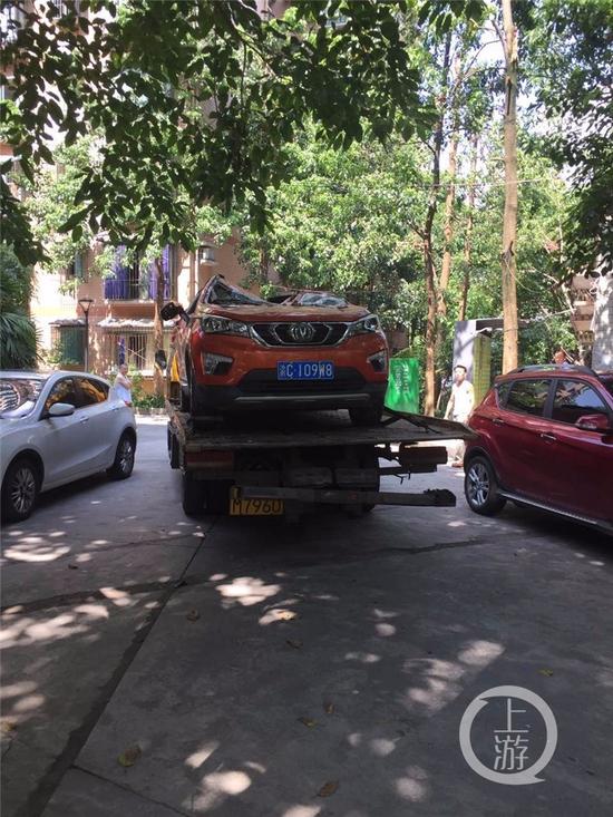 △被出租车砸中的轿车。