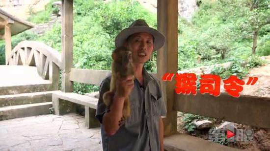在他心中,猴子已经是他最好的朋友。