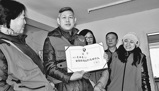武士龙(左二)资料图
