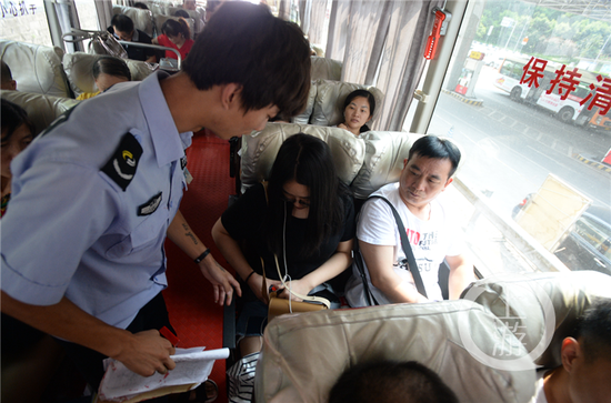 8月14日,四公里交通换乘枢纽,安全人员对乘坐长途客车的乘客系安全带情况进行检查