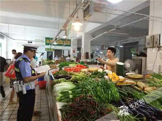 菜贩一脸无奈地向民警陈述事发经过。沙坪坝警方供图 华龙网发