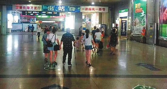 经由地下通道步行至南广场出站口,即可看见3号线进站导向标识