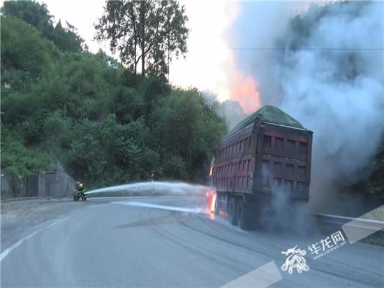 消防官兵正在灭火。合川消防供图 华龙网发