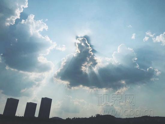 昨天有朵奇特的云你看到了吗? 形状酷似中国龙_新浪重庆_新浪网