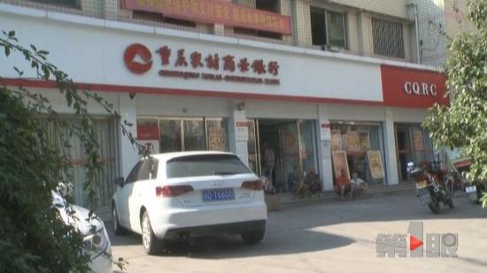 重庆男子交了八年保费 竟然在给别人存钱?