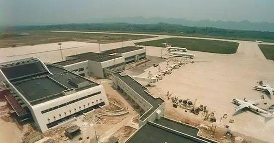 是中国滑翔总会 在北碚建立的中国第一个滑翔机场 1990年1月