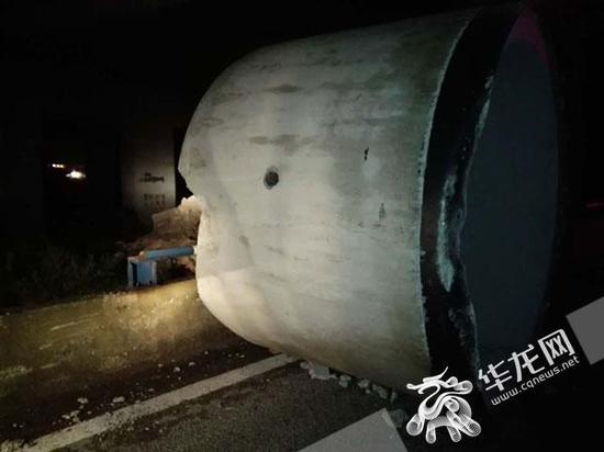 现场掉落的预制混凝土圆管。 市市政设施管理局供图 华龙网发