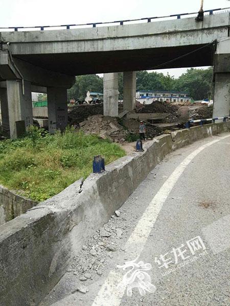 事故造成该匝道下上桥立交左三涵洞顶板及护栏局部损伤。市市政设施管理局供图 华龙网发
