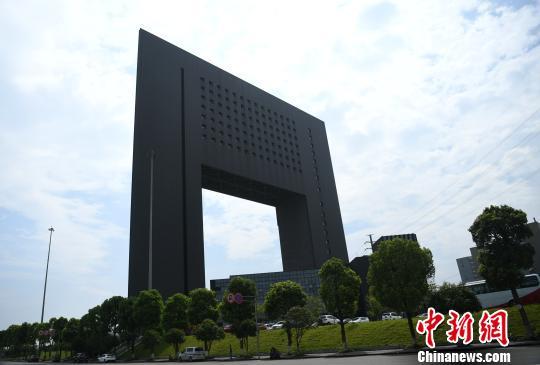 图为高楼下半部分是“空心”。 陈超 摄