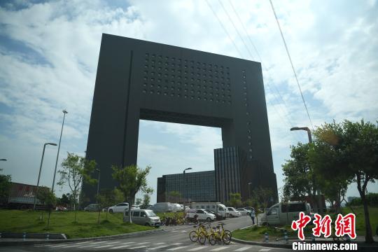 图为高楼修建的造型像“门” 陈超 摄