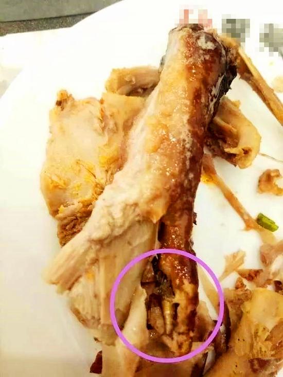 何先生当时就又吃惊又生气的,让服务员去叫来了店长。