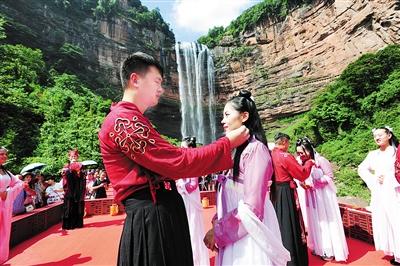 男女嘉宾为彼此整理衣冠。江津区委宣传部供图
