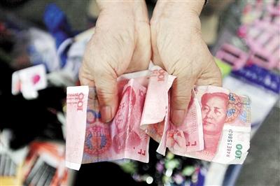 自摆摊以来,任婆婆不止一次收到假钞。