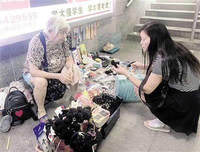 行人光顾任婆婆的小地摊。本报记者 雷键 摄
