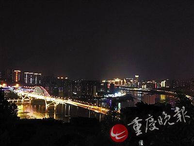 ▲在红星亭看长江和菜园坝大桥夜景