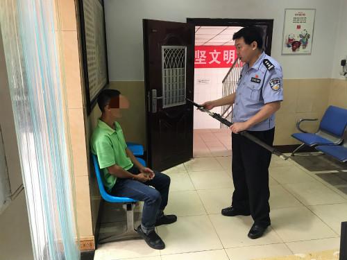 冯某被带进派出所