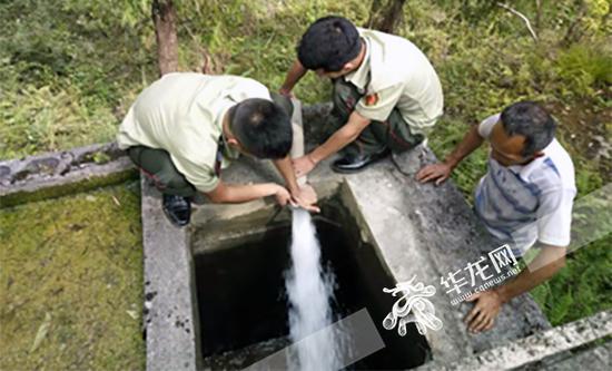 彭水莲湖镇抗旱应急水源送水。 市防办供图 华龙网发