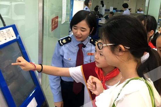 珊瑚实验小学学生“变身”成为税法宣传员。