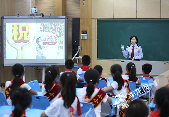 南岸区珊瑚实验小学,“开学第一课”税法宣传进课堂活动。