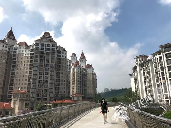 今天蓝天白云重回山城。记者 石涛 摄