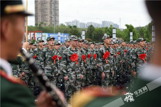 佩戴大红花、精神抖擞的新兵。