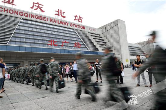 欢送仪式结束后,新兵们登车离开重庆前往目的地。