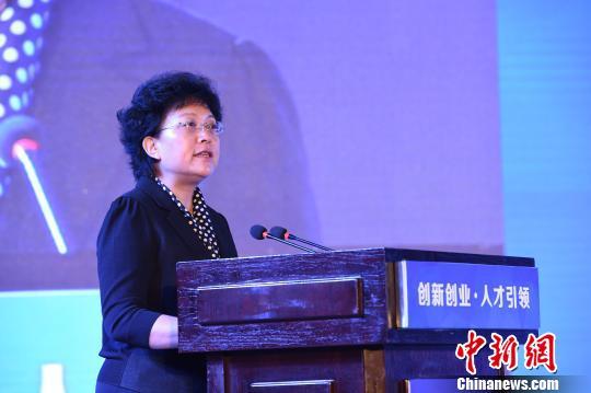 图为中共重庆市委常委、组织部长、市委人才工作领导小组组长曾庆红面向全球英才发出邀请。 周毅 摄