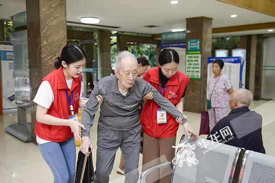 市人民医院,两名志愿者正帮助老人坐下休息。 院方供图