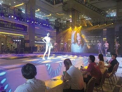 参赛选手正在台上展示风采。记者 罗洋 摄