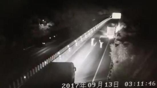 驾驶员和乘客手舞足蹈拦停过往车辆