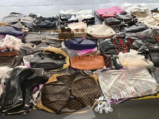 重庆海关查获999件名牌假货。重庆海关供图 华龙网发