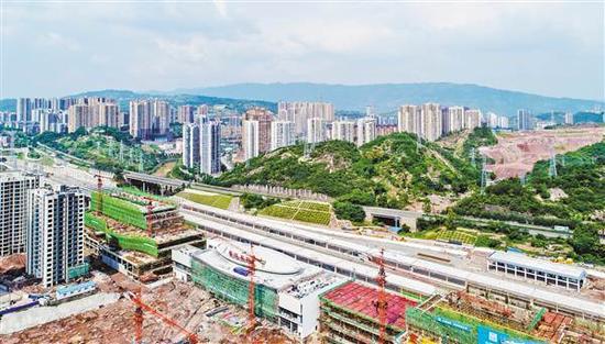 9月12日,綦江城区,渝黔铁路新线綦江东站,候车楼正在进行内外装修。