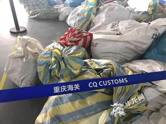 监管出境邮包时经X光机检查,重庆海关发现其中76个邮包有侵权嫌疑。重庆海关供图 华龙网发