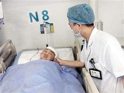 医生正在以“李龙”的名字呼唤少年。
