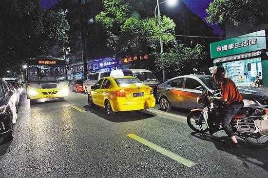 出租车司机如厕并非易事。(本报资料图片)记者熊明摄
