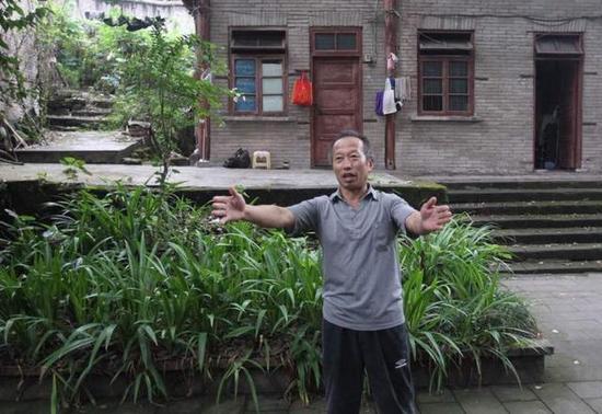 “这里的学生前途好。”守门人刘世朴说。