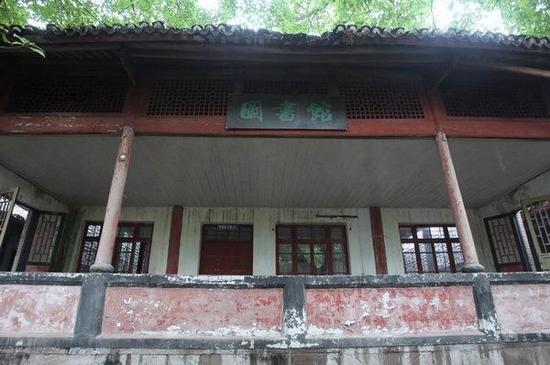 古寺大殿和前廊,曾是二中饭堂和大礼堂,也曾当过派斯学院的图书馆