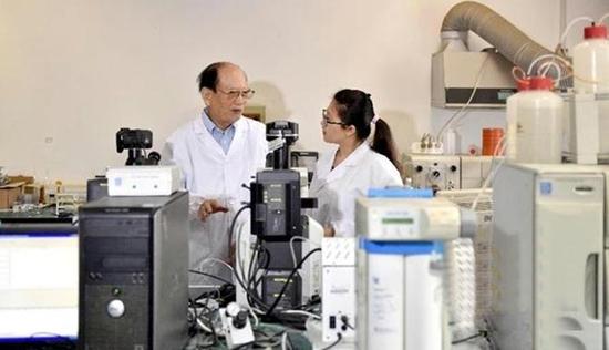 王文兴在山东大学环境研究院实验室为青年学者指导科研课题(来源:新华网)