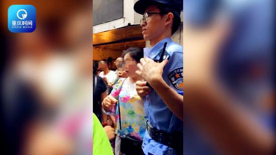 很多人都在说,白衣男子应该赶紧带娃去检查,如果有问题海鲜卖家必须负责。